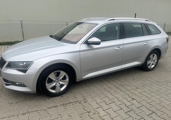 Skoda Superb cena 69900 przebieg: 142000, rok produkcji 2017 z Rymanów małe 466